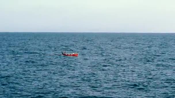 Mała łódź żagle na morzu — Wideo stockowe