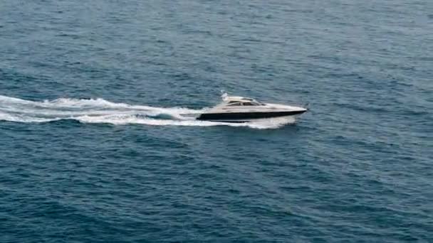 Barca a motore naviga via mare — Video Stock