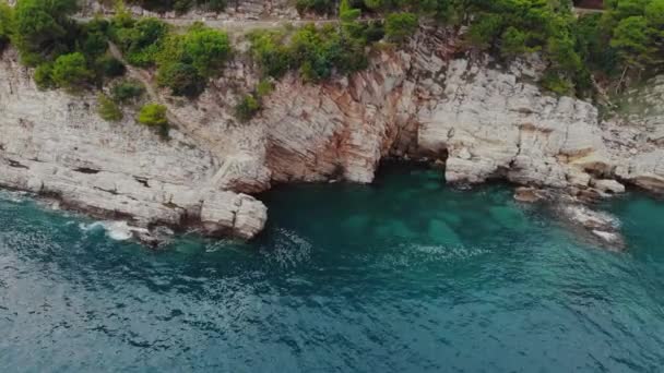 Letecký pohled na skalnaté pobřeží Jaderského moře — Stock video