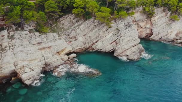 Widok z lotu ptaka z skalistego brzegu Morza Adriatyckiego — Wideo stockowe