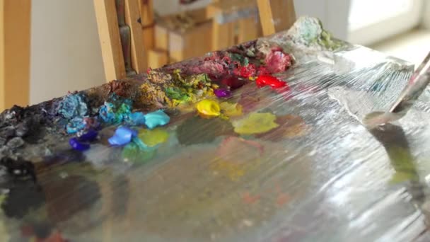 Artista agita pincel de pintura antes de dibujar pintura — Vídeos de Stock