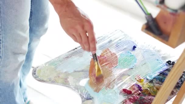 Artista mexe pincel de pintura antes de desenhar pintura — Vídeo de Stock