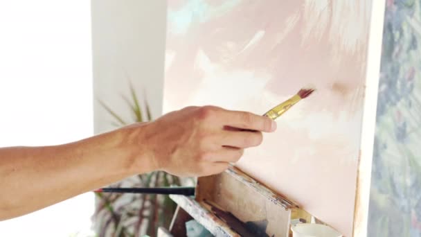 Pintor pinta cuadro sobre lienzo en blanco, de cerca — Vídeo de stock