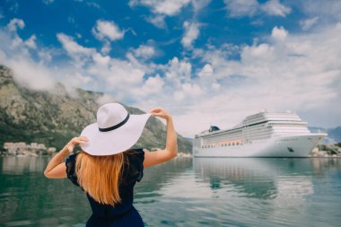 Şapkalı kadın cruise liner arka planda, dikiz durumda