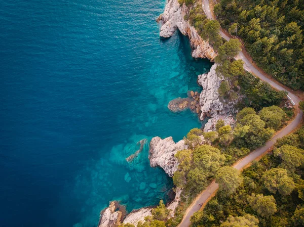 Пташиного польоту скелястому березі Адріатичного моря — стокове фото