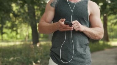 Genç adam karısı için hazırlık ile parkta koşmak