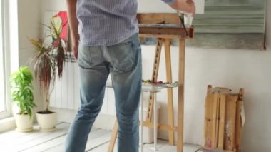 ressam resmi boyamak hazırlanıyor