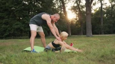 Genç eş doğada jimnastik yapıyor