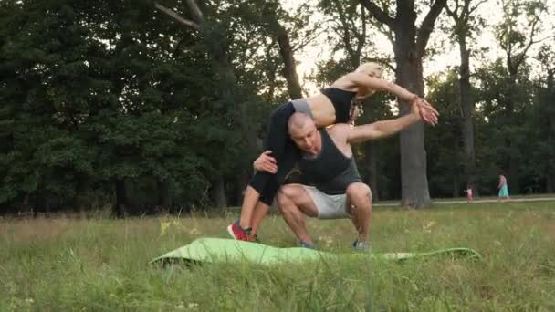 Paar doen sporten in het park — Stockvideo