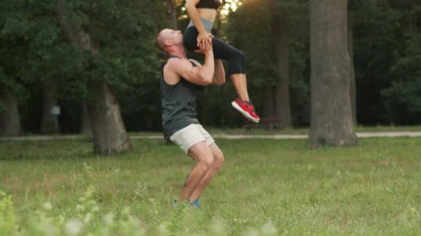 Пара занимается спортом в парке — стоковое видео