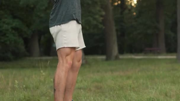 Paar doen sporten in het park — Stockvideo