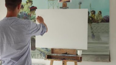 adam ressam boyalar boş tuval üzerine resim