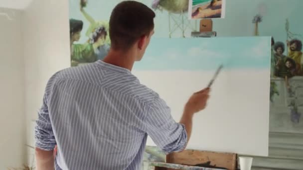 Künstler malt Bild im kreativen Atelier — Stockvideo