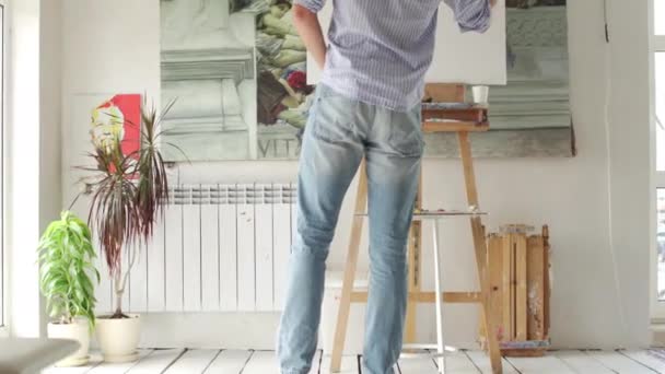 Uomo pittore dipinge quadro su tela — Video Stock