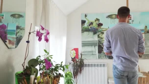 Homme peintre peint tableau sur toile — Video