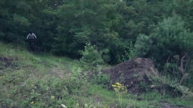 aşırı bisikletçi orman yolunda, ağır çekim sürmek