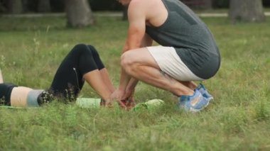 Park spor yaparken çift