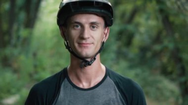 Doğada bisikletçinin portresi