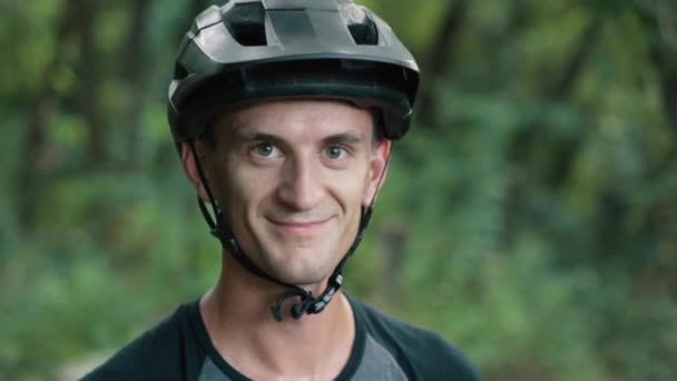 Портрет веселого велосипедиста — стоковое видео