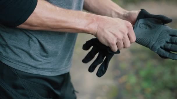Heren handen dragen beschermende handschoenen, close up — Stockvideo