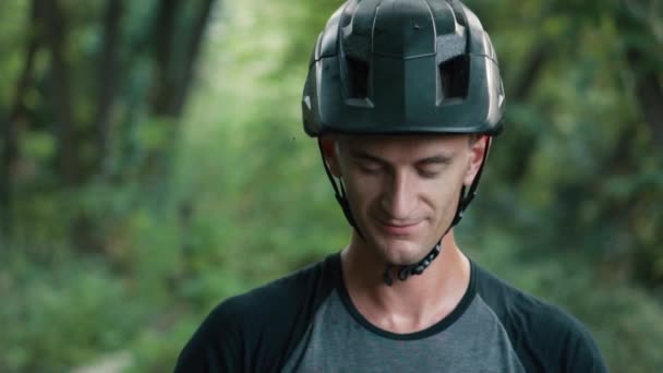 Ciclista masculino mirando a la cámara y con gafas — Vídeos de Stock