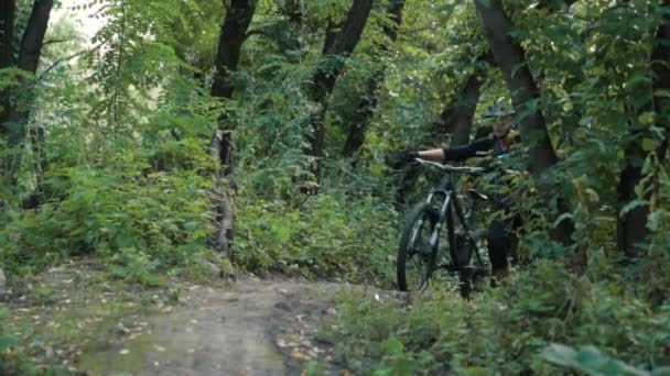 Ciclista Extremo Viene Con Bicicleta Bosque Cámara Lenta — Vídeo de stock