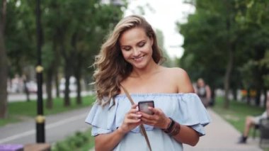 Tipik erkek Smartphone'da mesaj ve Bulvarı üzerinde