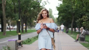 Tipik erkek Smartphone'da mesaj ve Bulvarı üzerinde