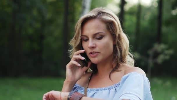 Разочарованная женщина ругается по телефону, крупным планом — стоковое видео