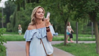 Erkek sevgilisi ile telefonda konuşurken tamamlandıktan