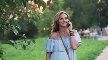Erkek sevgilisi ile telefonda konuşurken tamamlandıktan