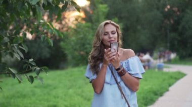 Erkek sevgilisi ile telefonda konuşurken tamamlandıktan