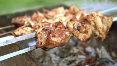 tavuk kebap ızgara hazırlanıyor