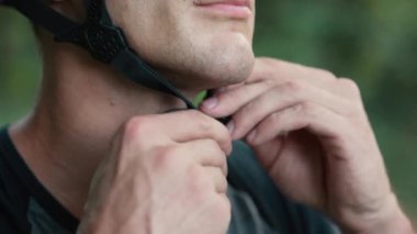 Kafasına bisiklet kaskı takan bir adam, yakın plan.