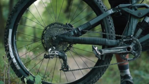 Ciclista gira rueda de bicicleta antes de la carrera — Vídeo de stock