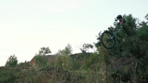 極端な自転車に乗って林道、スローモーション — ストック動画