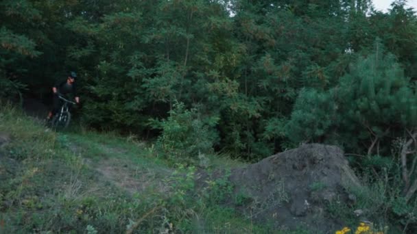 Balades cyclistes extrêmes sur le sentier forestier, ralenti — Video