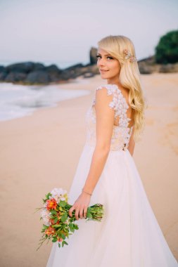 Genç gelin okyanus plaj portre