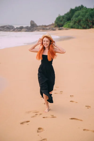 Gelukkige vrouw loopt langs strand, zomeravond — Stockfoto