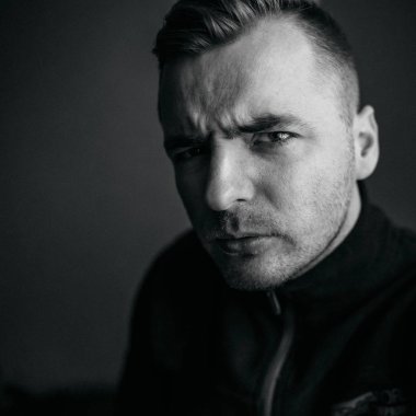 Tıraşsız delikanlı ağır kameraya benziyor