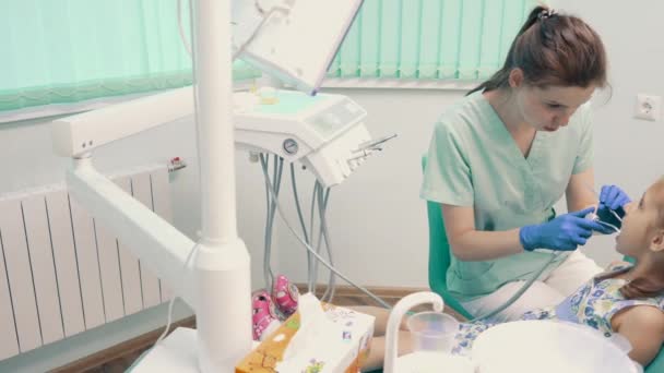 儿童牙医接待处的女孩 — 图库视频影像