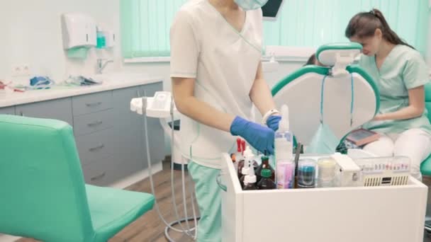 Médico Dentista Assistente Prepara Instrumentos Antes Tratamento Paciente Clínica — Vídeo de Stock