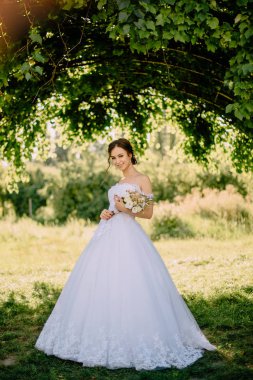 Genç gelin yaz bahçede duran