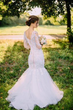 Genç gelin yaz bahçede duran