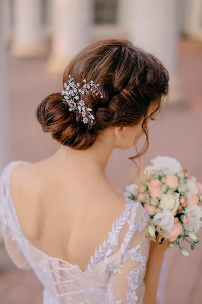 Noivas casamento penteado por trás — Fotografia de Stock