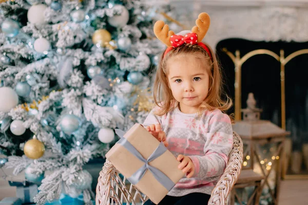Niña con regalo de Navidad en sus manos —  Fotos de Stock