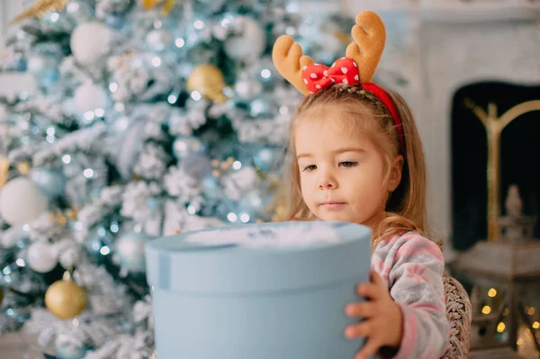 Niña con regalo de Navidad en sus manos —  Fotos de Stock