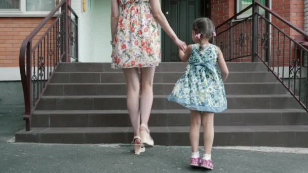 Mamá y su hijita entran en casa — Vídeo de stock