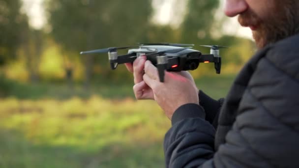 Hombre calibra dron — Vídeo de stock