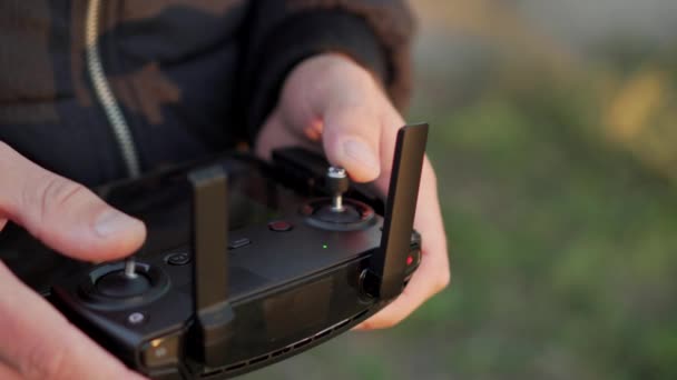 Man besturingselementen dronerige console, close-up — Stockvideo
